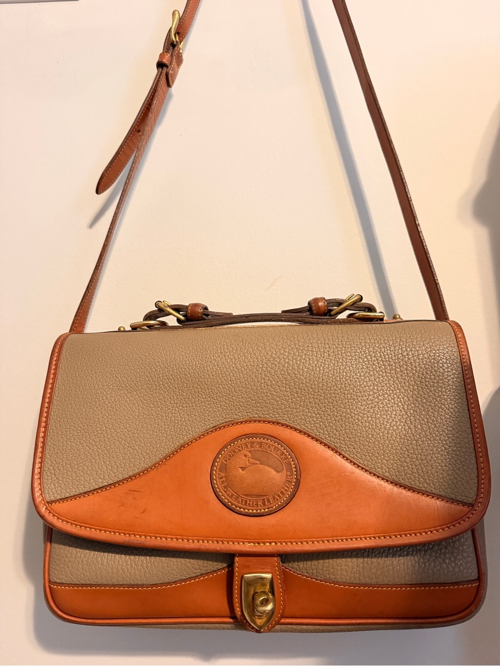 Classic Doone & Bourke Two-Tone Leather Shoulder Bag in Taupe and Brown